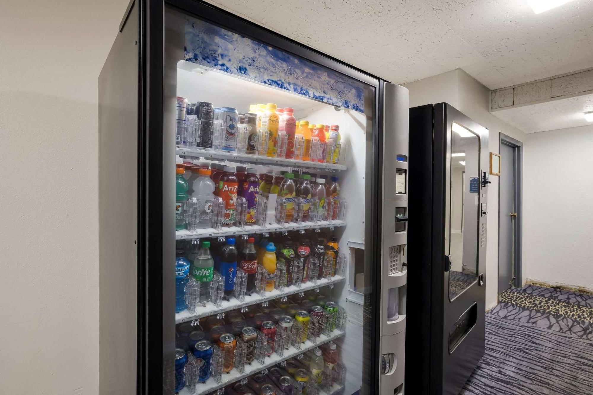 Suburban Studios Milwaukee Airport Екстер'єр фото