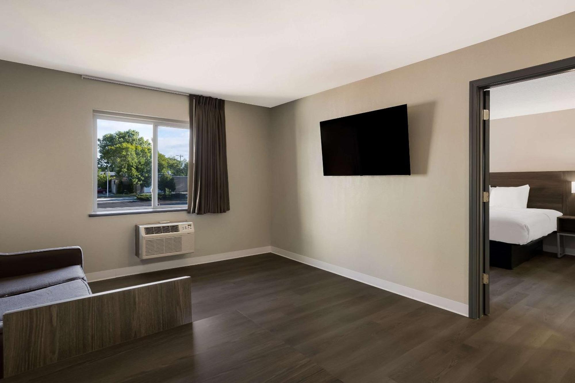 Suburban Studios Milwaukee Airport Екстер'єр фото