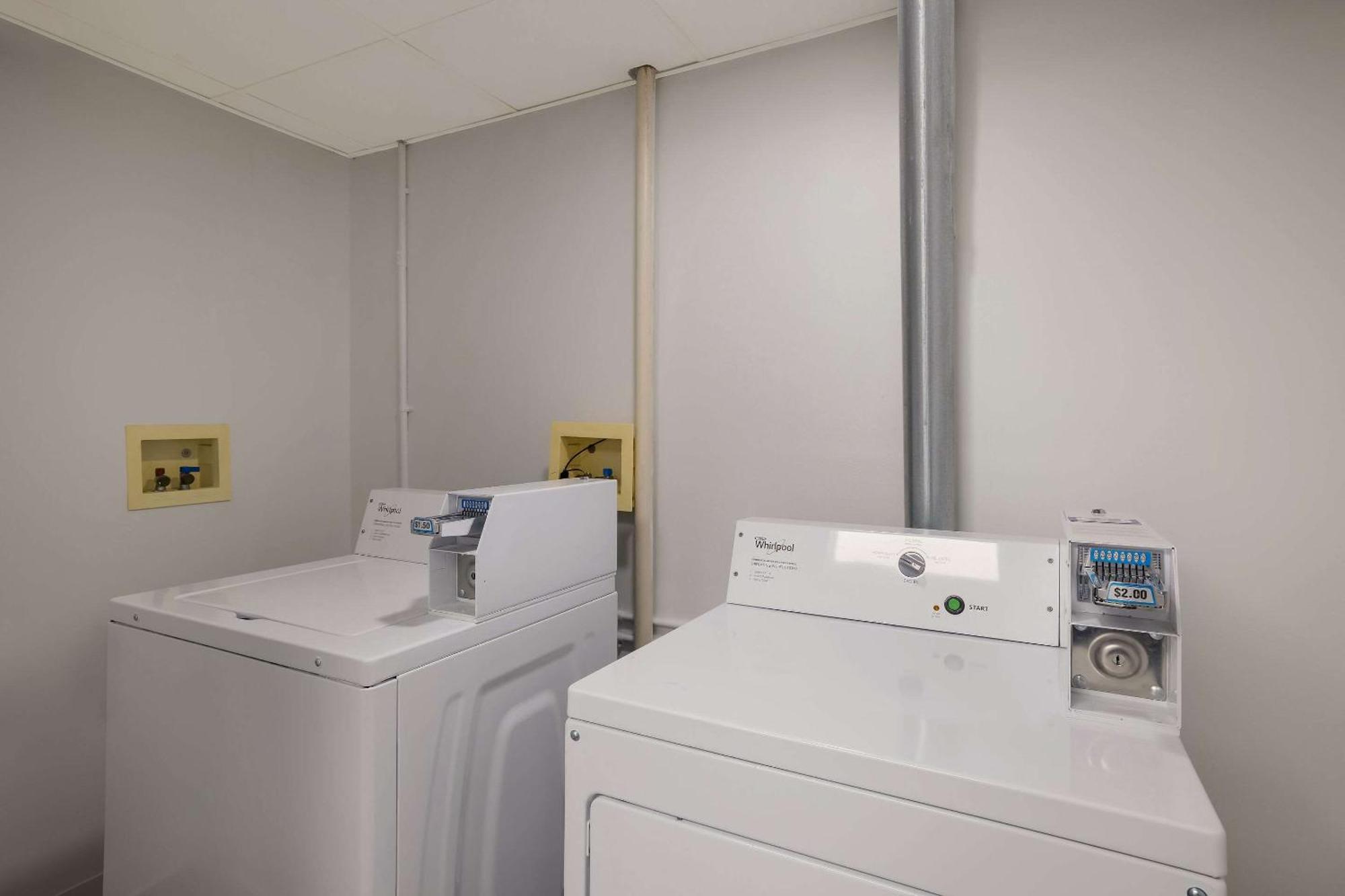 Suburban Studios Milwaukee Airport Екстер'єр фото
