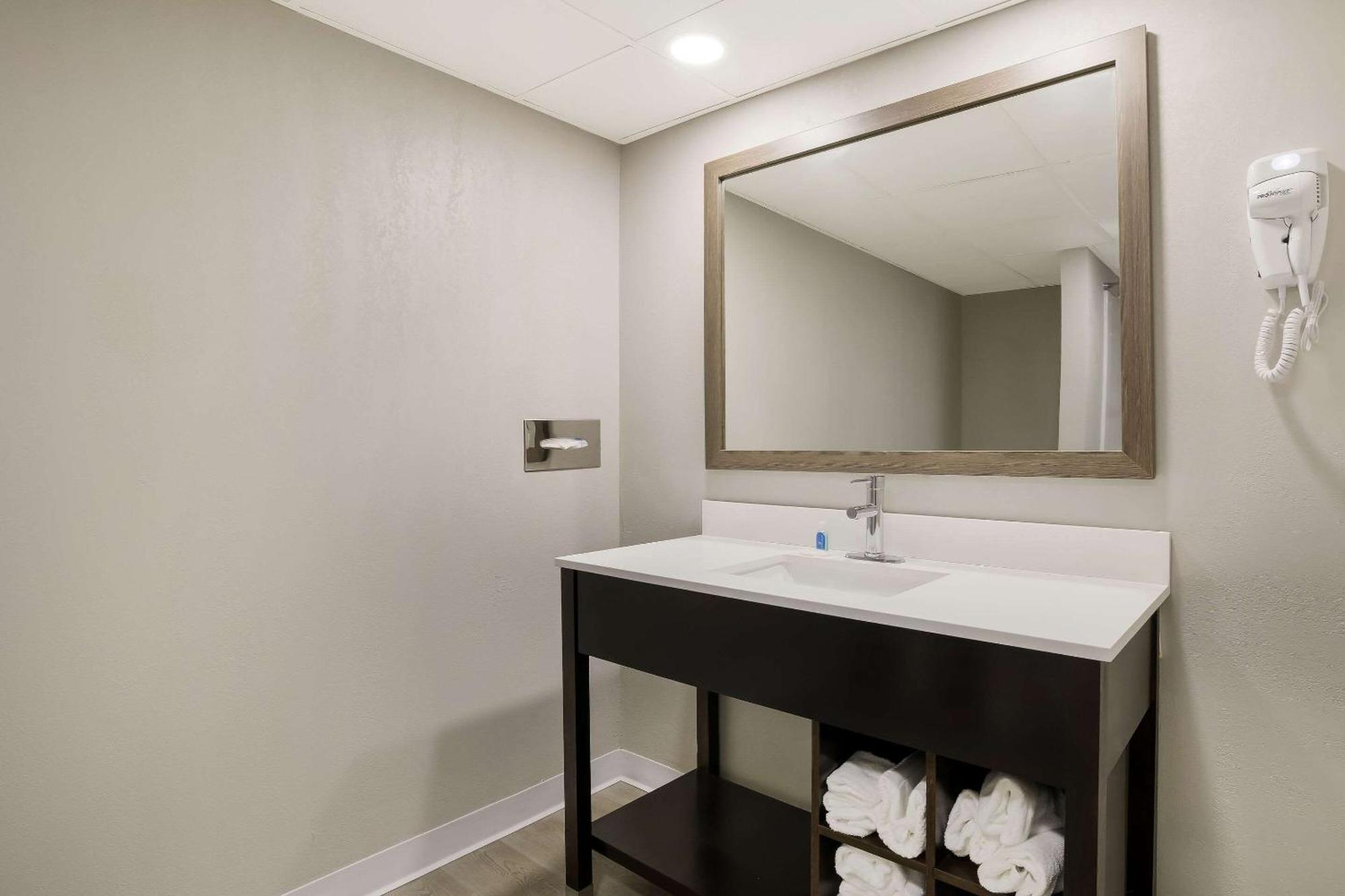 Suburban Studios Milwaukee Airport Екстер'єр фото