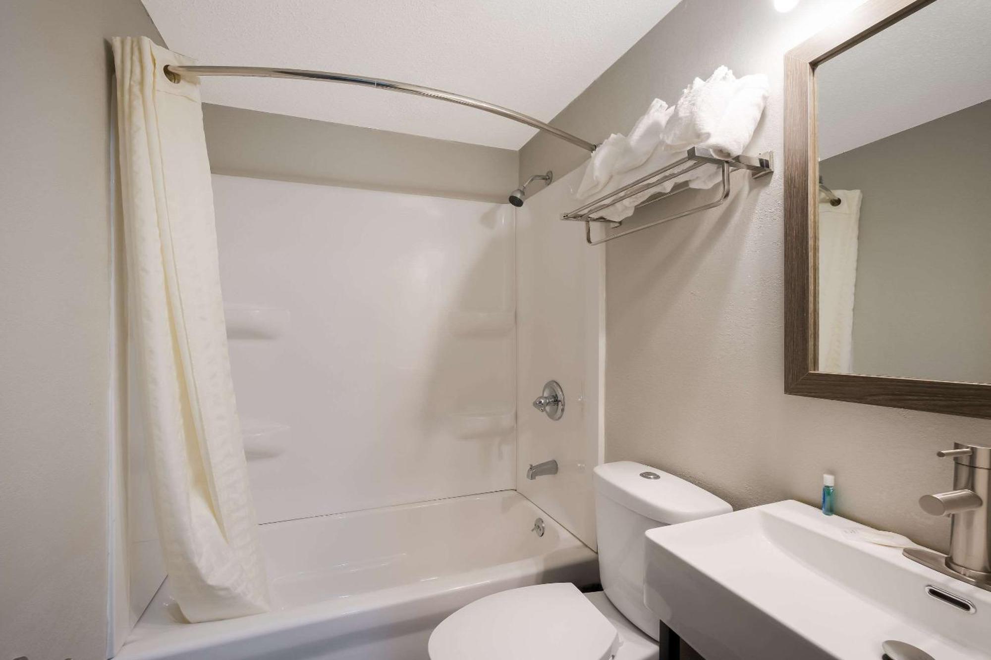 Suburban Studios Milwaukee Airport Екстер'єр фото