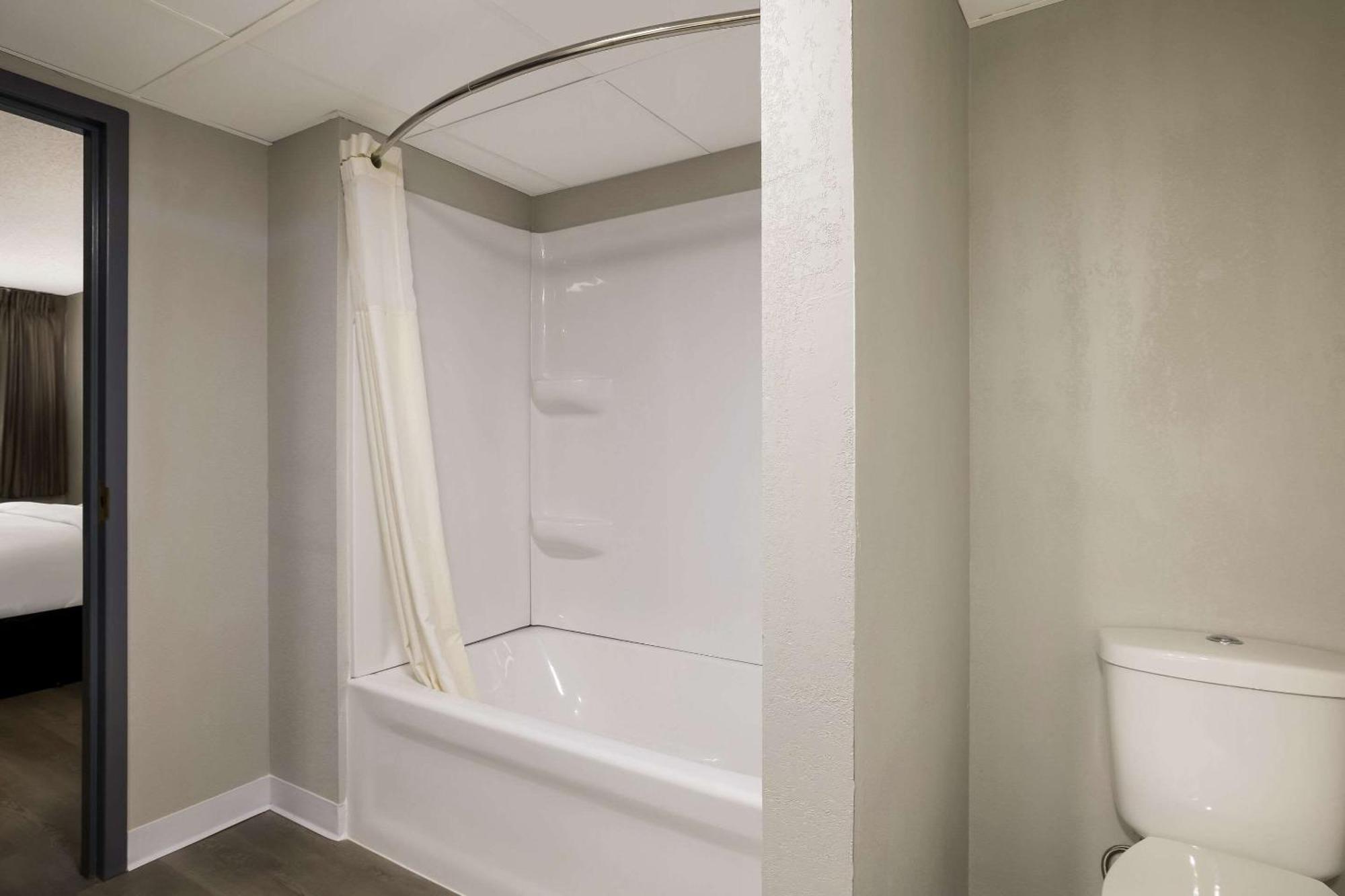Suburban Studios Milwaukee Airport Екстер'єр фото