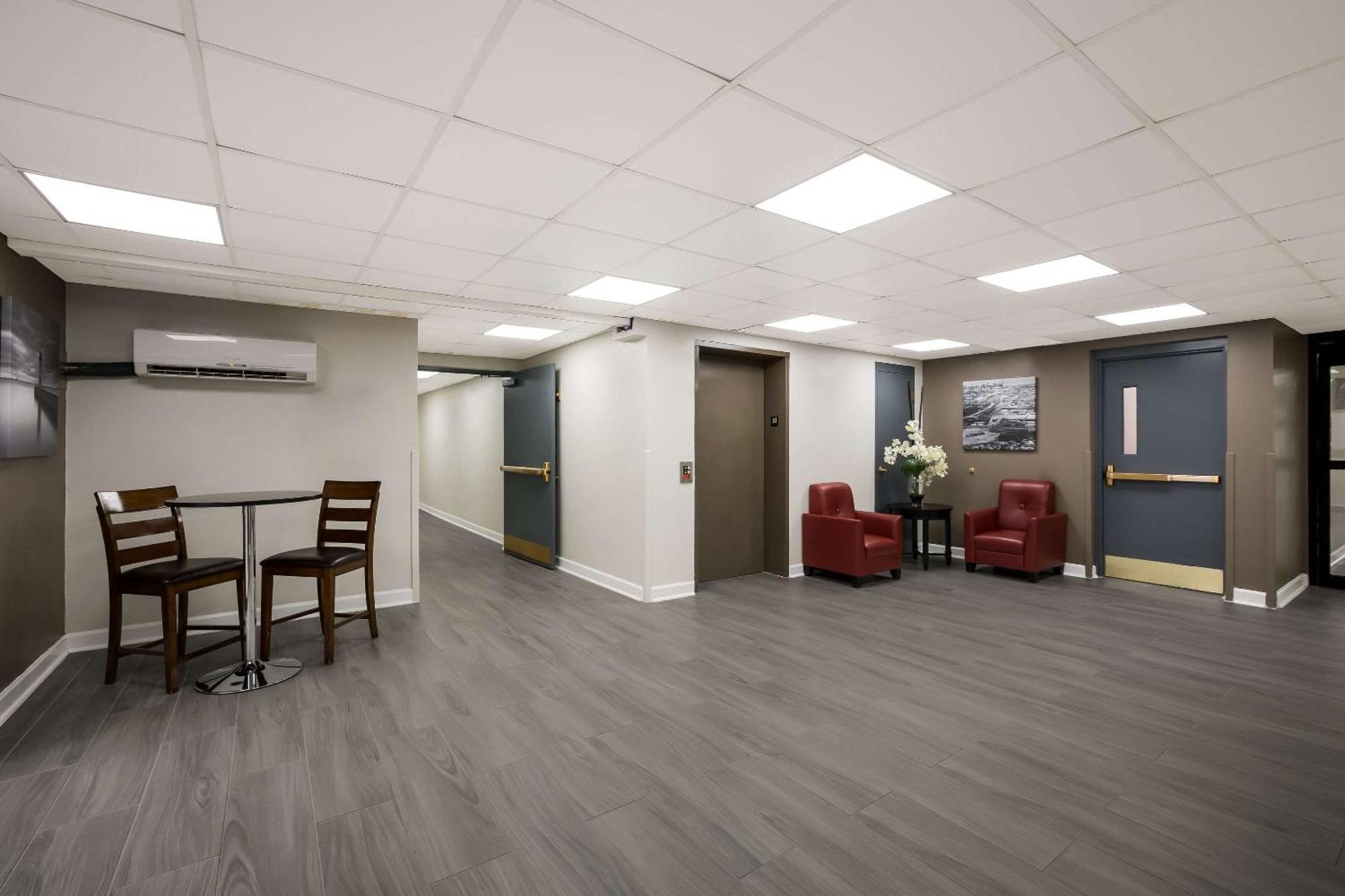Suburban Studios Milwaukee Airport Екстер'єр фото
